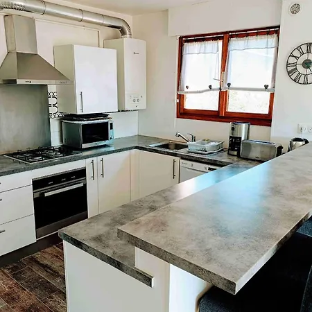 2-bedroom Near The 아파트